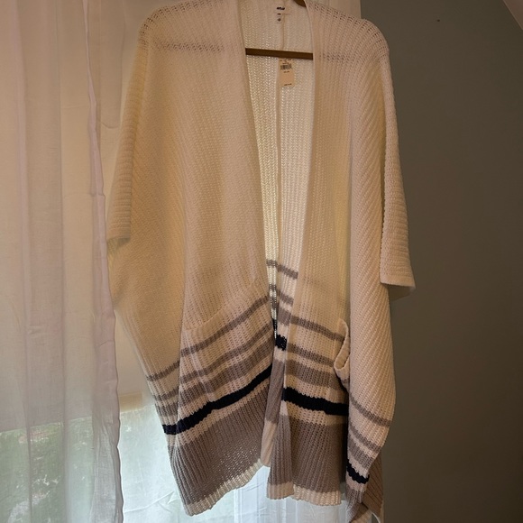 Aerie oversized sweater shawl - Picture 3 of 4